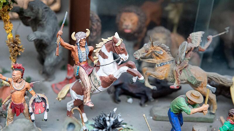 In Peter Vollerts Atelier tummeln sich Indianer, Kavalleristen, Siedler, Cowboys und Trapper.
