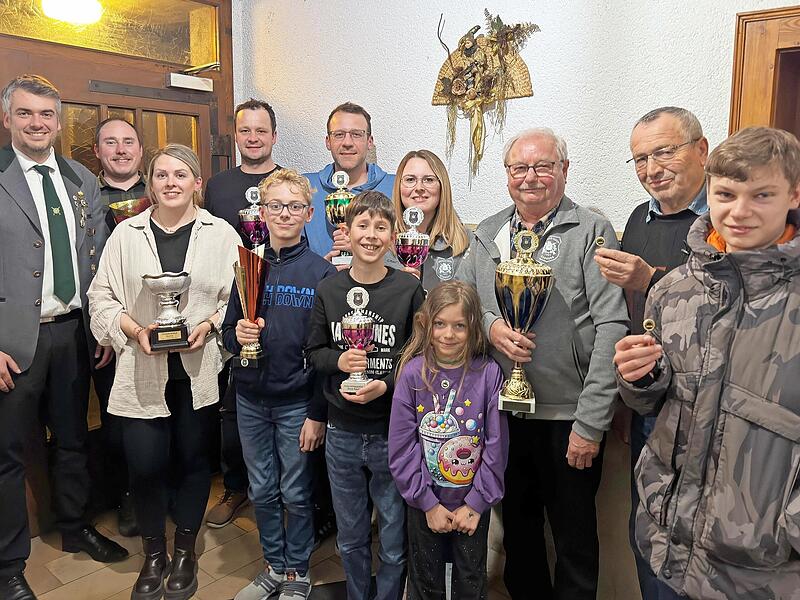 Siegerehrung (von links): Hintere Reihe: Dominik Eger, Fabian Friedl, Raphaela Friedl, Dominik Galster, Martin Neumeister, Jennifer Greif, Robert Kemeth, Richard Heilmann und Kevin Kemeth; vordere Reihe (drei Kinder): Rafael Hollfelder, Felix Eger...