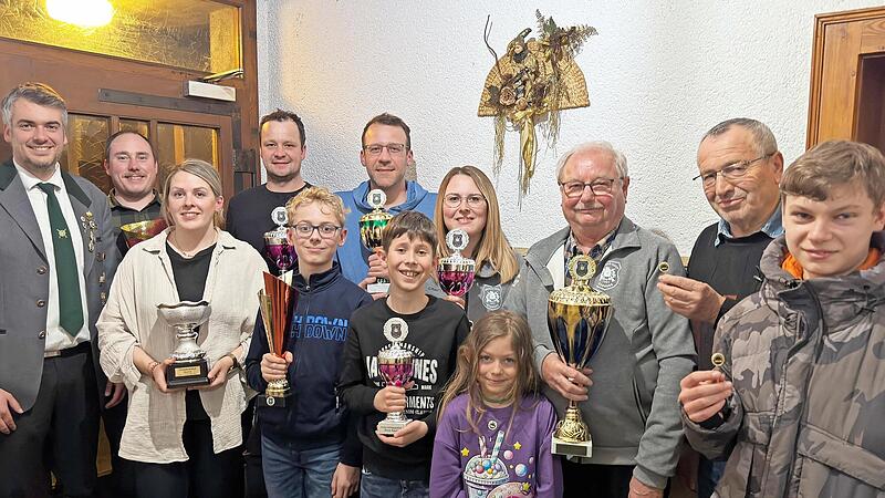 Siegerehrung (von links): Hintere Reihe: Dominik Eger, Fabian Friedl, Raphaela Friedl, Dominik Galster, Martin Neumeister, Jennifer Greif, Robert Kemeth, Richard Heilmann und Kevin Kemeth; vordere Reihe (drei Kinder): Rafael Hollfelder, Felix Eger...