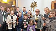 Siegerehrung (von links): Hintere Reihe: Dominik Eger, Fabian Friedl, Raphaela Friedl, Dominik Galster, Martin Neumeister, Jennifer Greif, Robert Kemeth, Richard Heilmann und Kevin Kemeth; vordere Reihe (drei Kinder): Rafael Hollfelder, Felix Eger...