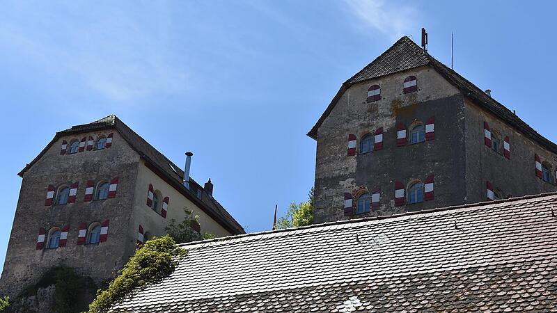 Auf der Burg Hiltpoltstein sind Antennen f&uuml;r den Mobilfunk angebracht.Forchheim & Fr&auml;nkische Schweiz