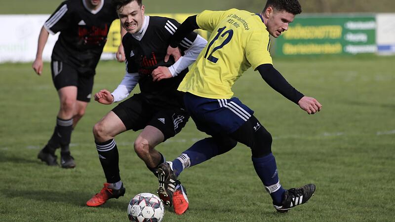 Der Diebacher Carlos Brandenstein (links) jagt dem Oberleichtersbacher Joschka Eberlein den Ball ab und feiert einen klaren 3:0-Ausw&auml;rtserfolg.