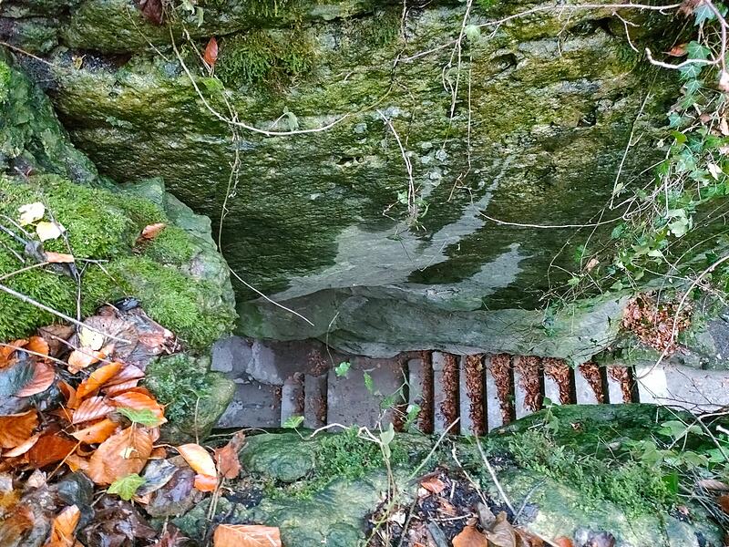 Blick von oben auf Steintreppe