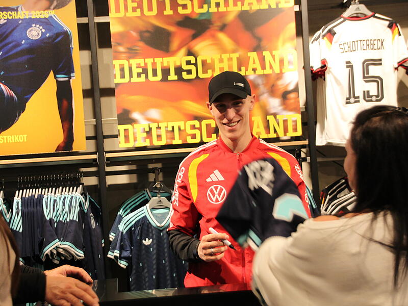 Autogrammstunde Nico SchlotterbeckAutogrammstunde Nico Schlotterbeck