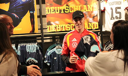 Autogrammstunde Nico SchlotterbeckAutogrammstunde Nico Schlotterbeck