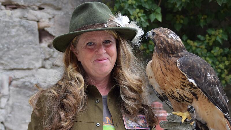 Sehr beliebt: Maria Auer von der Greifvogelauffangstation Palmenhorst mit einem Tier der eigenen Falknerei, das gerne mit den Besuchern posiert hat.Viele Bilder: Die Rosenmesse auf der Festung Rosenberg bezaubert