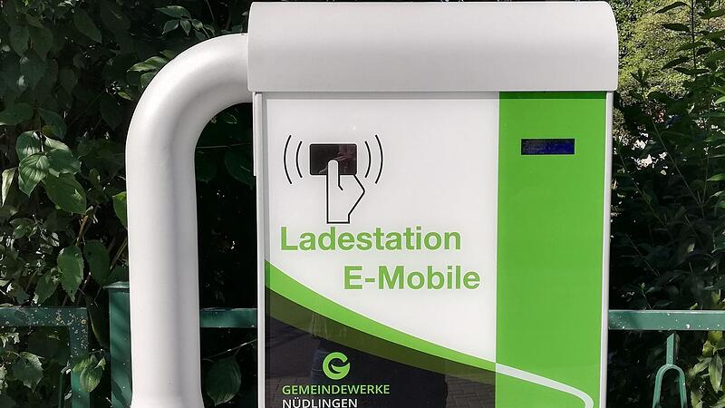 So sehen die beiden Nüdlinger Ladestationen für Elektrofahrzeuge aus.