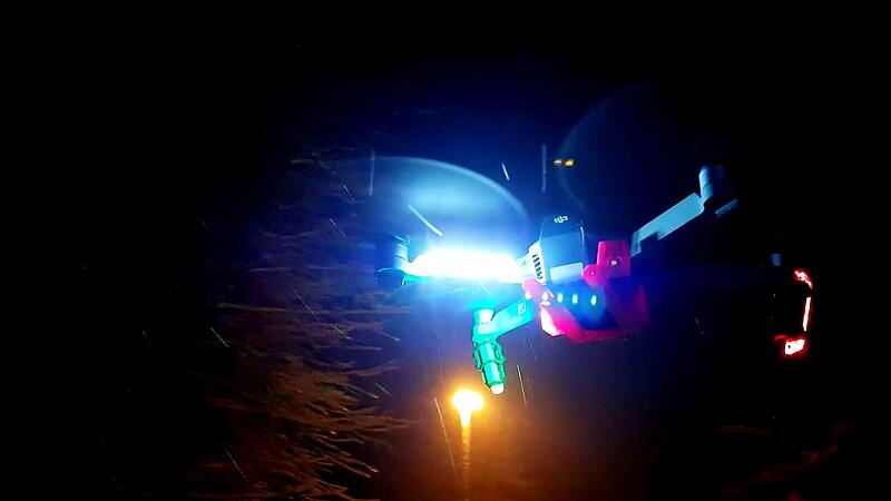 Aus Sicherheitsgr&uuml;nden werden Drohnen bei n&auml;chtlichen Fl&uuml;gen mit Positionslichtern beleuchtet.