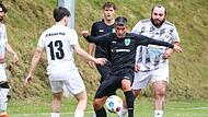 Stockheims neuer Spielertrainer Alper Yürük (schwarz) in Aktion gegen Dennis Nguyen.
