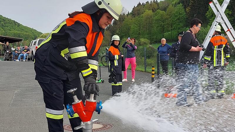 Hydrant-Sp&uuml;len? Bitte sehr, kein Problem f&uuml;r die Wassertrupp-Frau.Forchheim & Fr&auml;nkische Schweiz