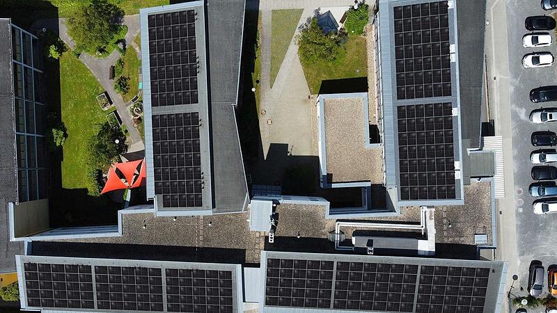 Das Foto, aufgenommen von einer Drohne, zeigt die riesige Photovoltaikanlage auf den D&auml;chern des Seniorenzentrums St. Elisabeth. Neben dem Umweltgedanken z&auml;hlt f&uuml;r die Carl-von-He&szlig;-Sozialstiftung die enorme Energieeinsparung.