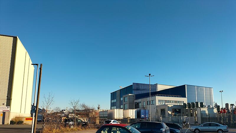 Auf einem Firmengelände in Bamberg ist eine geringe Säure ausgetreten, weshalb die Feuerwehr alarmiert wurde.