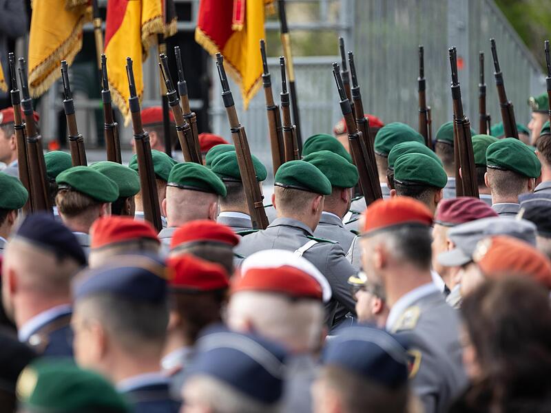 Soldaten laufen mit geschulterter Waffe während einer Veranstaltung in Berlin.