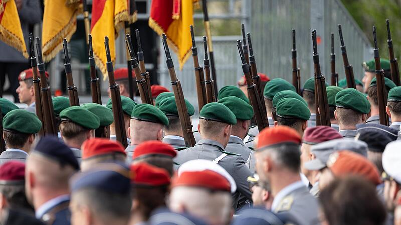 Soldaten laufen mit geschulterter Waffe w&auml;hrend einer Veranstaltung in Berlin.