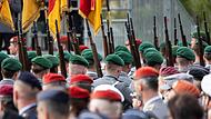 Soldaten laufen mit geschulterter Waffe während einer Veranstaltung in Berlin.