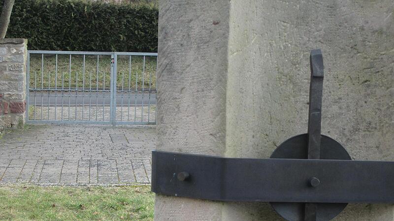 Das obere Friedhofstor hat sich verzogen.