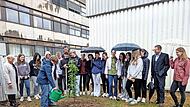 Die Pflanzaktion der Schulklasse fand bei Regen, doch in bester Laune gemeinsam mit der stellvertretenden Landrätin Rosi Kraus, dem Schulleiter Bruno Kuntke, der Klassleitung und Mitarbeitern des Landratsamtes Forchheim statt.