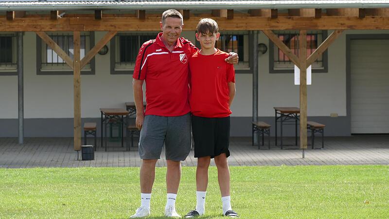 Vater und Sohn als Trainergespann: Harald (links) und Luis &Uuml;bler trainieren die F-Jugend der neugegr&uuml;ndeten Spielgemeinschaft des TSV Neuhaus mit Hertha Aisch.