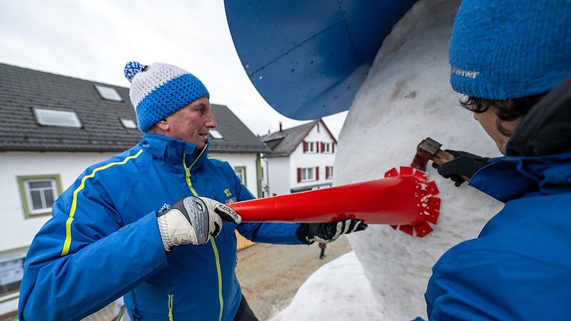 Bau eines riesigen Schneemanns Bau eines riesigen Schneemanns