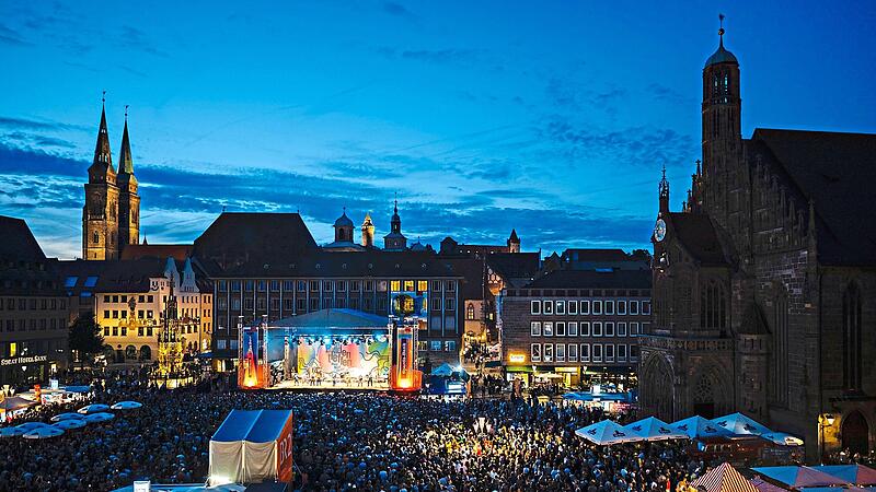 Ein Chor mit bis zu 10.000 Menschen soll zum Auftakt des 50. Bardentreffens auf dem Nürnberger Hauptmarkt auftreten.Uwe Niklas / Stadt Nürnberg Ein Chor mit bis zu 10.000 Menschen soll zum Auftakt des 50. Bardentreffens auf dem Nürnberger Hauptmarkt auftreten.Uwe Niklas / Stadt Nürnberg