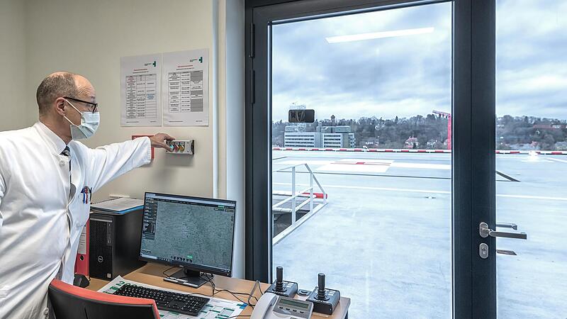 Grünes Licht für die erste Landung: Der Ärztliche Direktor des Uni-Klinikums Erlangen, Heinrich Iro, schaltet die Landungslichter ein und eröffnet damit offiziell die Hubschrauberlandeplattform.