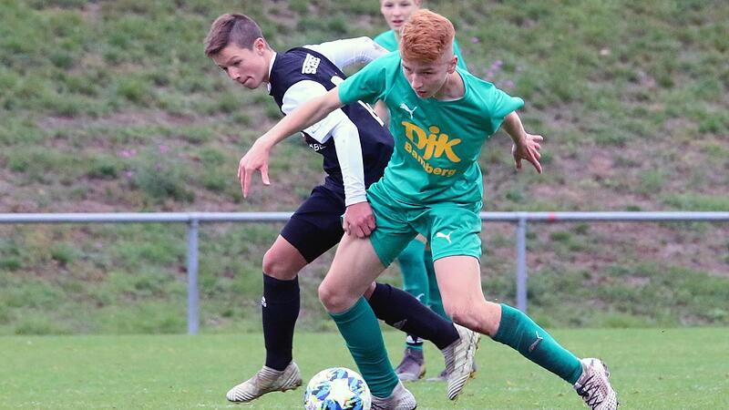 Unser Bild zeigt Niklas Schusser  (links) vom FC 05 Schweinfurt im Zweikampf.