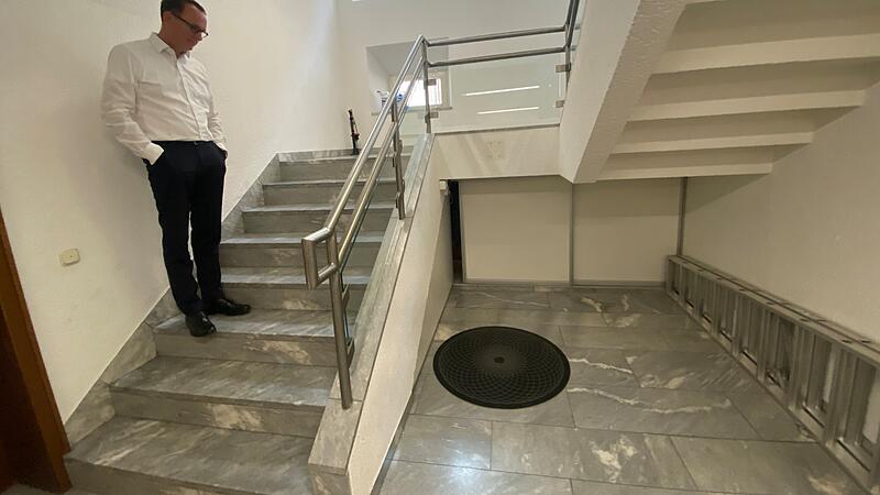 Stolperstein im Stadtbau-Keller: Gesch&auml;ftsf&uuml;hrer Veit Bergmann und eine der sp&auml;ter wieder entfernten geomantischen Platten in der Unternehmenszentrale am Schillerplatz