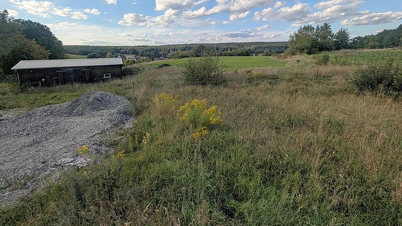 Noch ist das „Bergfeld“ am Ortsrand von Oesdorf unbebaut. Auch die alte Scheuer links im Bild soll im Zuge der Bebauung verschwinden. Barbara Hollfelder Noch ist das „Bergfeld“ am Ortsrand von Oesdorf unbebaut. Auch die alte Scheuer links im Bild soll im Zuge der Bebauung verschwinden. Barbara Hollfelder