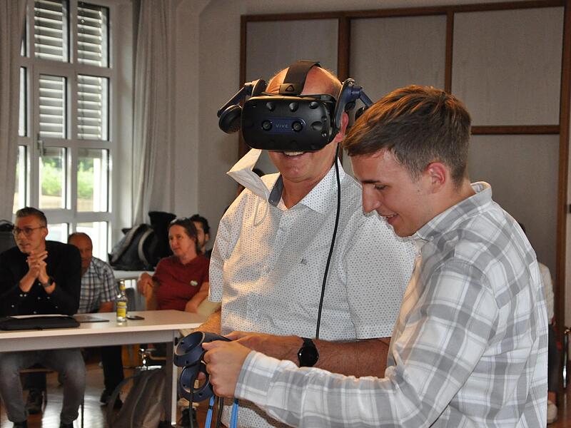 Bürgermeister Stefan Paulus trägt eine Virtual-Reality-Brille.