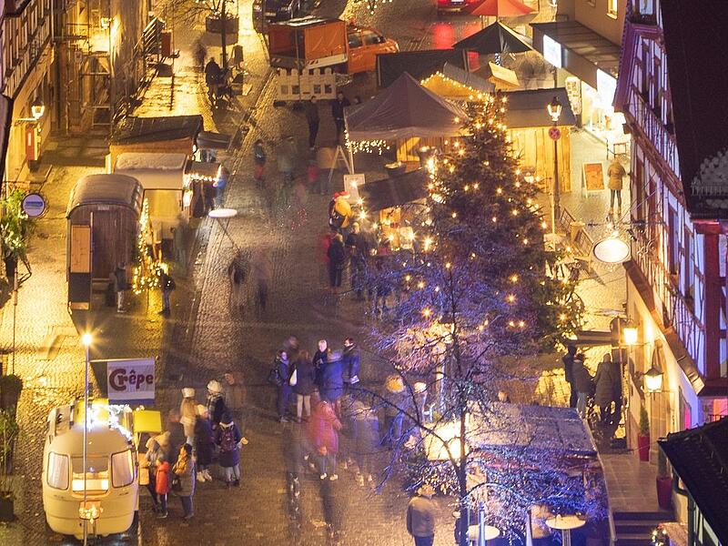Zwischen Fehnturm und Türmersturm erstreckte sich ein Lichtermeer. Zwischen Fehnturm und Türmersturm erstreckte sich ein Lichtermeer.