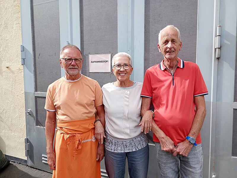 Robert Stadtm&uuml;ller (links), Hildegard Sonnenschein und Harald Remmers vor dem Aufnahmestopp-Schild bei der Tafel Bad Kissingen.