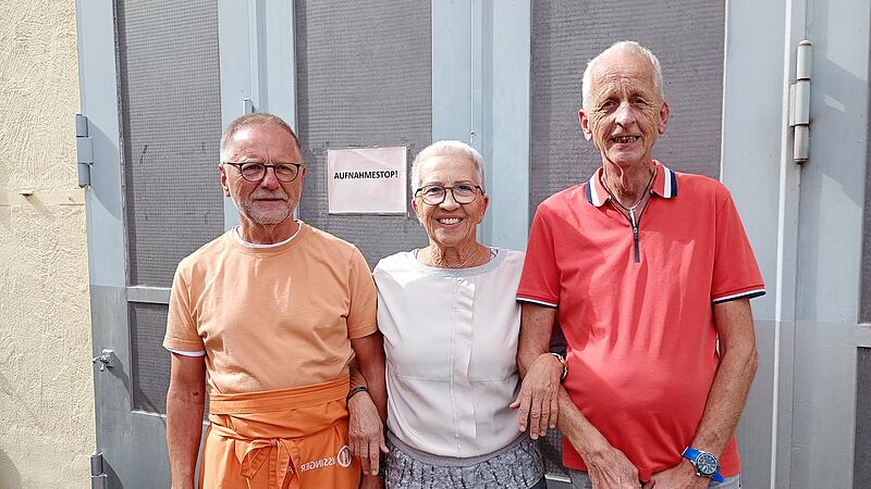 Robert Stadtmüller (links), Hildegard Sonnenschein und Harald Remmers vor dem Aufnahmestopp-Schild bei der Tafel Bad Kissingen. Robert Stadtmüller (links), Hildegard Sonnenschein und Harald Remmers vor dem Aufnahmestopp-Schild bei der Tafel Bad Kissingen.