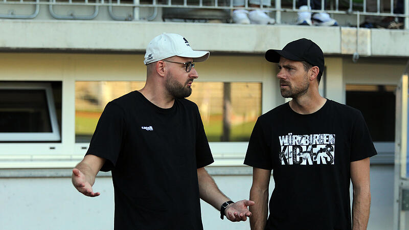Jan Gernlein, Coach des FC Eintracht Bamberg (links), und der W&uuml;rzburger Trainer Marco Wildersinn im Austausch vor dem Hinspiel Mitte September.
