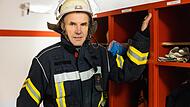 Richard Ullrich ist leidenschaftlicher Feuerwehrmann, hat aber die Altersgrenze erreicht. Seine Ausr&uuml;stung muss k&uuml;nftig im Spind bleiben.