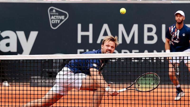 Kevin Krawietz (vorne) und Tim P&uuml;tz gewannen am Mittwochabend einen Krimi auf dem Centre Court beim ATP-Turnier in Hamburg.