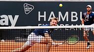Kevin Krawietz (vorne) und Tim Pütz gewannen am Mittwochabend einen Krimi auf dem Centre Court beim ATP-Turnier in Hamburg.