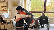 Die Exoskelette sollen bei der Pflegearbeit unterstützen und entlasten. Die Exoskelette sollen bei der Pflegearbeit unterstützen und entlasten.