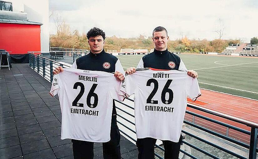 Merlin (links) und Matti Hummel tragen k&uuml;nftig das Trikot von Eintracht Frankfurt.