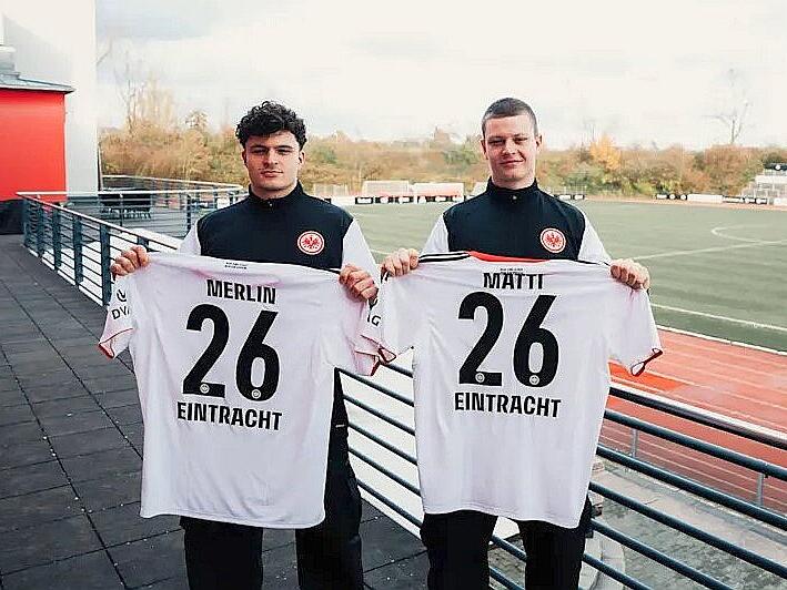 Merlin (links) und Matti Hummel tragen künftig das Trikot von Eintracht Frankfurt.