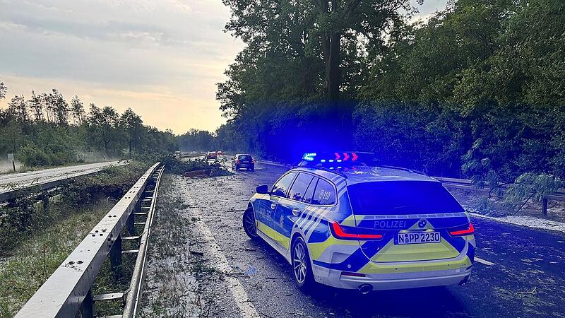 Unwetter wütet über Erlangen und Nürnberg: Hagel und Straßenblockaden Unwetter wütet über Erlangen und Nürnberg: Hagel und Straßenblockaden