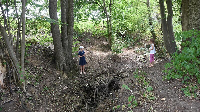 Der Schlangenbach, der direkt am Wohngebiet in Igelsdorf vorbeifließt, führt derzeit kein Wasser mehr.Forchheim & Fränkische Schweiz Der Schlangenbach, der direkt am Wohngebiet in Igelsdorf vorbeifließt, führt derzeit kein Wasser mehr.Forchheim & Fränkische Schweiz