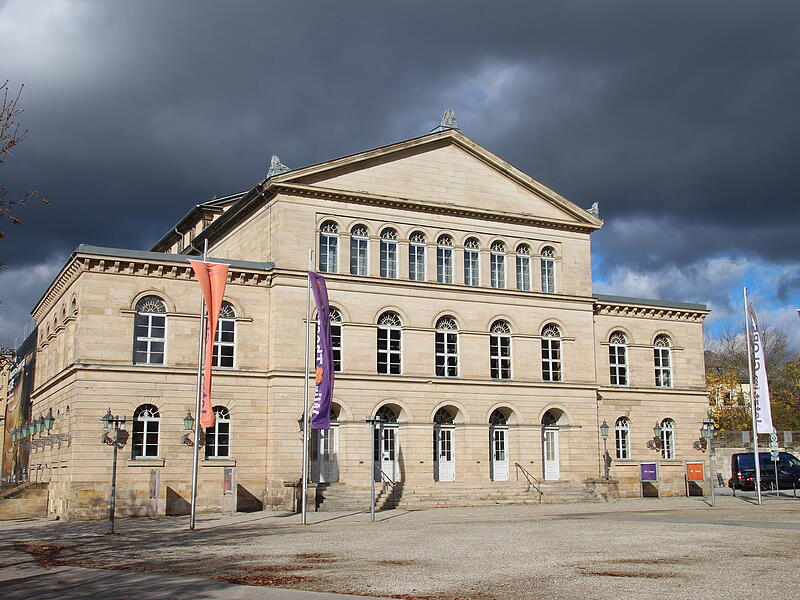 Hoffentlich kein böses Omen: Dunkle Wolken über dem sanierungsbedürftigen Coburger Landestheater.