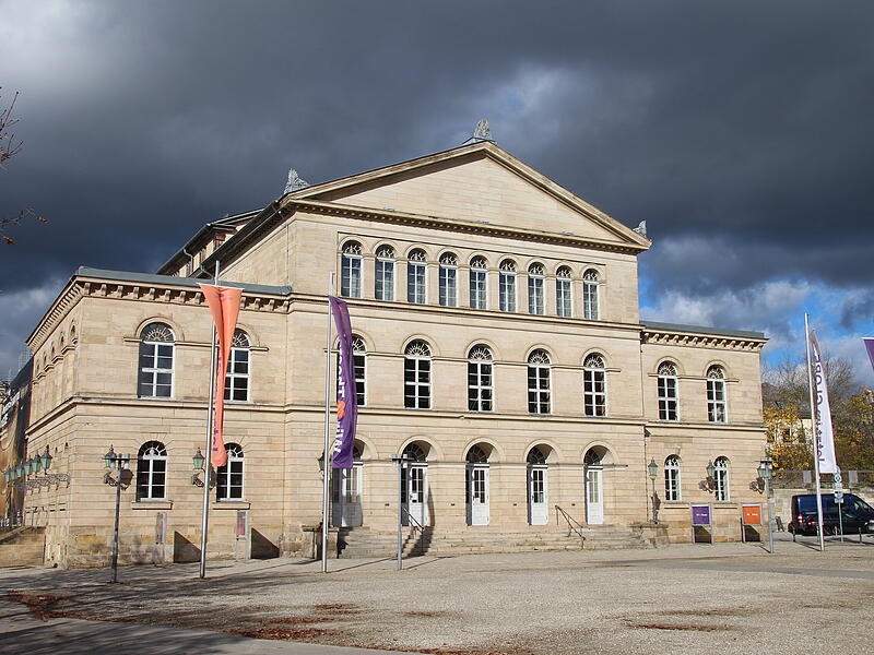 Hoffentlich kein b&ouml;ses Omen: Dunkle Wolken &uuml;ber dem sanierungsbed&uuml;rftigen Coburger Landestheater.
