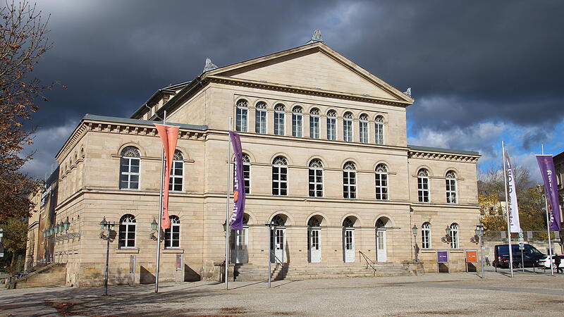 Hoffentlich kein b&ouml;ses Omen: Dunkle Wolken &uuml;ber dem sanierungsbed&uuml;rftigen Coburger Landestheater.
