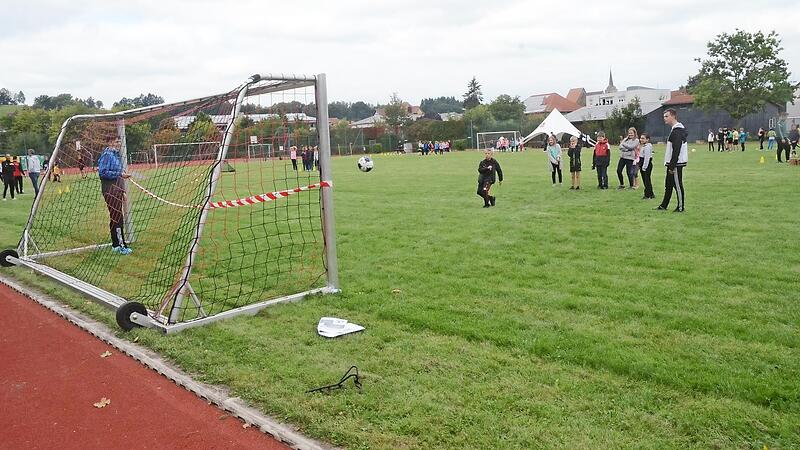 Ob M&auml;dchen oder Jungen, sie hatten Spa&szlig; beim Toreschie&szlig;en und &uuml;bten das notwendige Ballgef&uuml;hl.