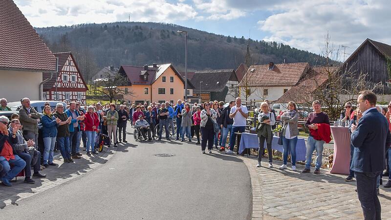 Applaus f&uuml;r Michael Lindner, Zweiter B&uuml;rgermeister von Sche&szlig;litz (r.), als er mitteilt, dass er als Waldbesitzer seinen Wald nicht verkaufen will.