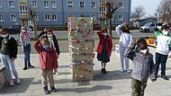 Schüler aus der 1a der Heidelsteigschule schmücken ihren Brunnen.