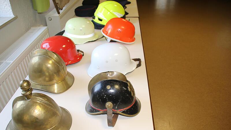 Feuerwehrhelme früher und heute