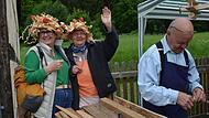 Wenn das kein Spaß ist: Birgitta aus der Rhön lässt sich von Renate Luthardt gern zu einem besonderen Kopfschmuck überreden.