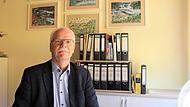 Stefan Bub im Direktorat des Franz-Miltenberger-Gymnasiums. Hier hat er die letzten 24 Jahre gearbeitet. Stefan Bub im Direktorat des Franz-Miltenberger-Gymnasiums. Hier hat er die letzten 24 Jahre gearbeitet.